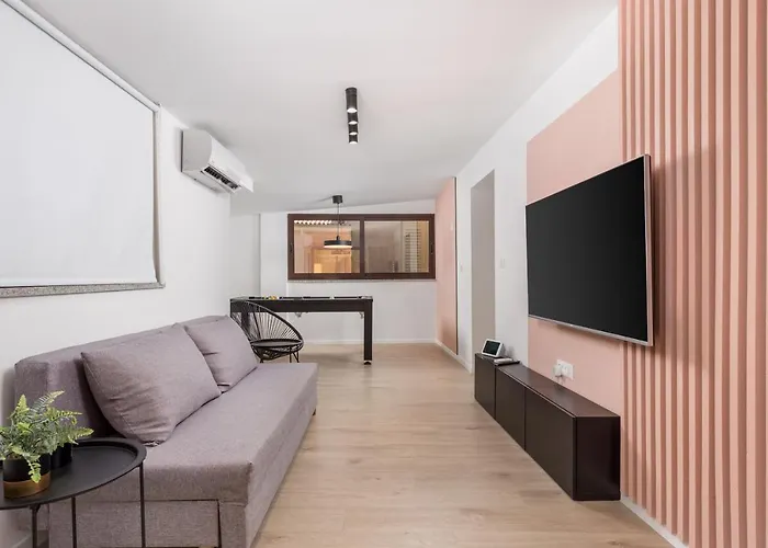 Pearl, Center Abbázia